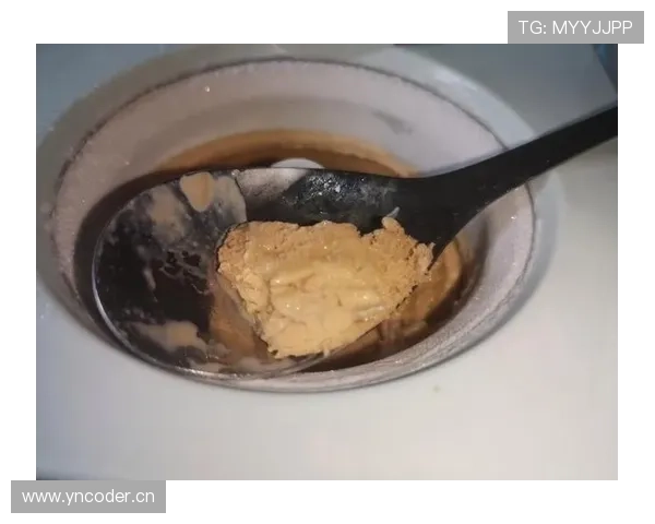 仲满家的冰箱里只放蛋白粉和冰水，连女儿偷塞进去的冰淇淋都被他默默扔了